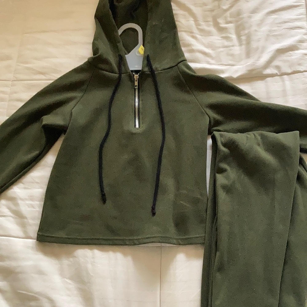 Army green long sleeve cropped hoodie set.